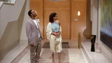 Carolina Benoit Falda Cocoon Blanca hasta la rodilla usada por Denise Porter (Rochelle Aytes) en Chicks Blancos