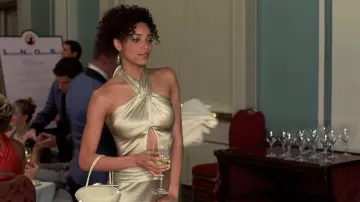 Robe longue dos nu champagne Adele portée par Denise Porter (Rochelle Aytes) en poussins blancs