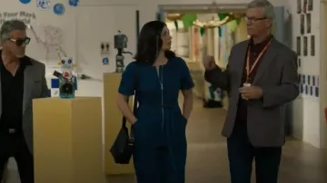 Mono de mezclilla de manga corta Whistles usado por Tina Manfredi (Tatiana Lia Zappardino) como se ve en Tulsa King (S02E05)