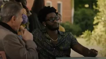 Allsaints Relaxed Fit Short Sleeve Camp Shirt porté par Tyson (Jay Will) comme on le voit dans Tulsa King (S02E05)