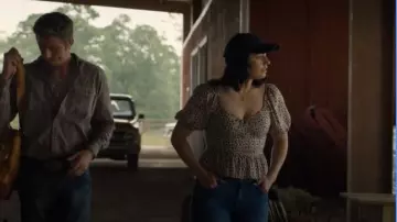 Haut Azul pour femme Paige porté par Tina Manfredi (Tatiana Lia Zappardino) comme on le voit dans Tulsa King (S02E06)