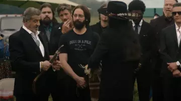 Teleteeshirt Dogs In A Pile Asbury Park worn by Bodhi (Martin Starr) as seen in Tulsa King (S02E09)