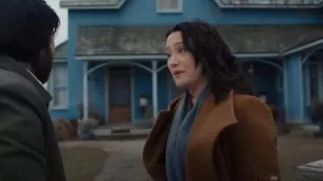 Abrigo de montaje de babatón usado por Kat Landry (Chyler Leigh) como se ve en The Way Home (T03E01)