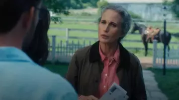 Veste en cire Barbour Classic Olive Beadnell portée par Del Landry (Andie MacDowell) comme on le voit dans The Way Home (S03E01)
