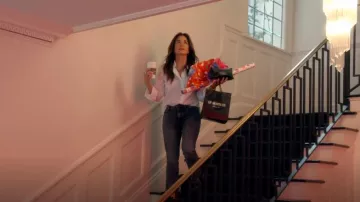 Madre The Insider Crop Step Fray usada por Kyle Richards como se ve en The Real Housewives of Beverly Hills (T14E08)