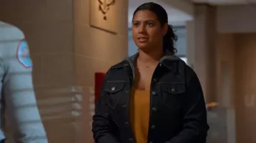 Cinq A Sept Beni Chaqueta Índigo usada por Kylie Estevez (Katelynn Shennett) como se ve en Chicago Fire (T13E04)