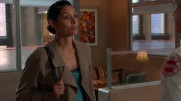 Splendide veste courte croisée Portia In Macchiato portée par Stella Kidd (Miranda Rae Mayo) comme on le voit dans Chicago Fire (S13E04)