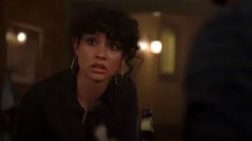 Jennifer Fisher 2" Teardrop Lilly Hoops portés par Stella Kidd (Miranda Rae Mayo) comme on le voit dans Chicago Fire (S13E04)