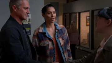 Veste à carreaux Allsaints Ivy portée par Stella Kidd (Miranda Rae Mayo) vue dans Chicago Fire (S13E05)