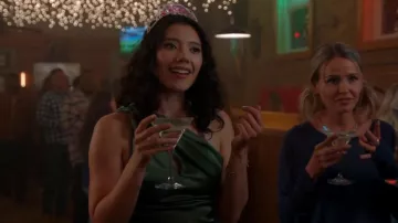 Alice + Olivia Piera Haut en satin à une épaule à découpes torsadées porté par Violet Mikami (Hanako Greensmith) comme on le voit dans Chicago Fire (S13E05)