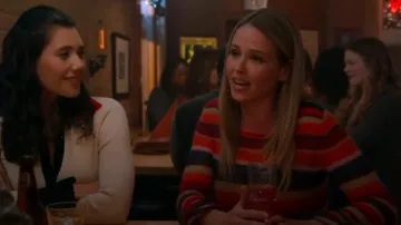 Suéter de rayas Staud Parker en rayas desteñidas otoñales usado por Lyla Novak (Jocelyn Hudon) como se ve en Chicago Fire (T13E07)