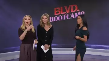 Top de cachemir Maria McManus Petite Polo en Black Cherry usado por Scarlett Johansson como se ve en Today with Hoda & Jenna el 21 de enero de 2025