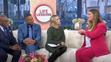 Cinq a Sept Pantalones Brianne en Berry Fizz usados por Jamie Kern Lima como se ve en Today el 22 de enero de 2025