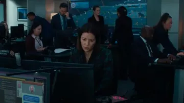 GAP Chemise boyfriend en lin portée par l’analyste du FBI Elise Taylor (Vedette Lim) vue dans FBI (S07E05)