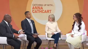 Camisa drapeada con botones retorcidos de JW Anderson usada por Anna Cathcart como se ve en Today el 23 de enero de 2025