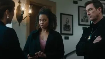 Teoría Chaqueta de gabardina corta de crepé del almirante usada por Sheryll Barnes (Roxy Sternberg) como se ve en FBI: Most Wanted (S06E06)
