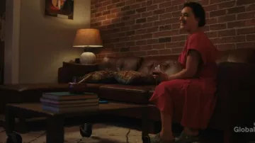 Birkenstock Boston Regular Slippers usadas por Hana Gibson (Keisha Castle-Hughes) como se ve en FBI: Most Wanted (S06E06)