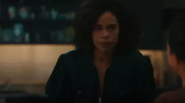 Cinq A Sept Holly Jacket usada por la SA del FBI Sheryll Barnes (Roxy Sternberg) como se ve en FBI: Most Wanted (S06E07)