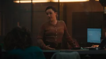 Re/Done Poor Boy Ribbed Slim Cardigan porté par Hana Gibson (Keisha Castle-Hughes) tel qu’on le voit dans FBI : Most Wanted (S06E07)