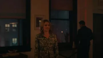 Nic+Zoe Harvest Dot Top porté par Abby Deaver (Susan Misner) comme on le voit dans FBI : Most Wanted (S06E07)