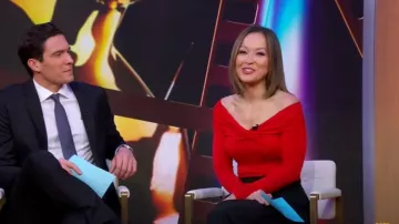 Prabal Gurung Collective Off the Shoulder Knot Jersey Top en rouge porté par Eva Pilgrim comme on le voit dans Good Morning America le 23 janvier 2025