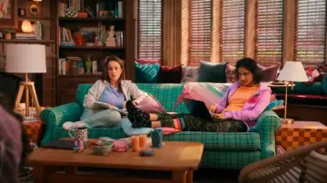 Aviator Nation 5 Stripe Zip Hoodie In Neon Purple Pink porté par Bela Malhotra (Amrit Kaur) comme on le voit dans The Sex Lives of College Girls (S03E09)