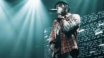 Sobrecamisa de cruz con manga a cuadros rojos Chrome Hearts usada por Lil Baby en Lil Baby - 99 with Future (Video Musical Oficial)