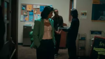Blazer en tweed Maje Vrinny porté par Bela Malhotra (Amrit Kaur) comme on le voit dans La vie sexuelle des étudiantes (S03E09)