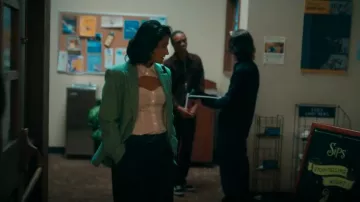 Pantalones de sastre de H&M en raya diplomática azul marino usados por Bela Malhotra (Amrit Kaur) como se ve en The Sex Lives of College Girls (T03E09)