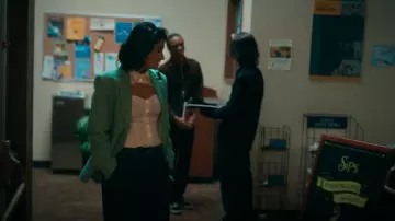 Chemise Fleur Du Mal Bella portée par Bela Malhotra (Amrit Kaur) comme on le voit dans La vie sexuelle des étudiantes (S03E09)