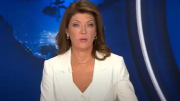 Gilet Smythe en craie porté par Norah O’Donnell tel qu’on le voit dans CBS Evening News le 23 janvier 2025