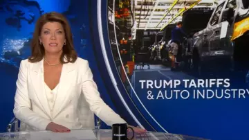 Blazer pagode Smythe Tuxedo porté par Norah O’Donnell vu dans CBS Evening News le 23 janvier 2025