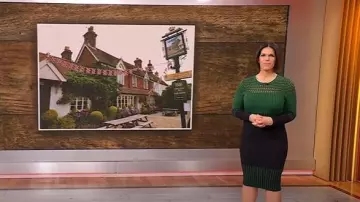 Karen Millen Pointelle Detail Colour Block Knit Dress portée par Dana Jacobson comme on le voit dans CBS Mornings le 26 janvier 2025