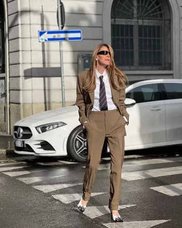 Costume Capri Dsquared2 porté par Anna Dello Russo au défilé de mode d’automne Magliano le 19 janvier 2025