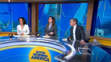 Robe longue à col ouvert en cachemire mélangé Club Monaco portée par Linsey Davis comme on le voit dans Good Morning America le 24 janvier 2025