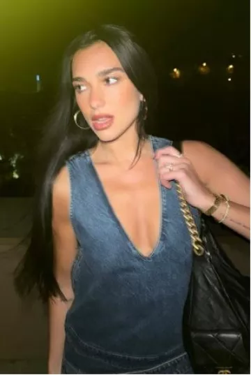 Robe sans manches portefeuille sur le devant de Jw Anderson portée par Dua Lipa sur sa story Instagram le 20 janvier 2025