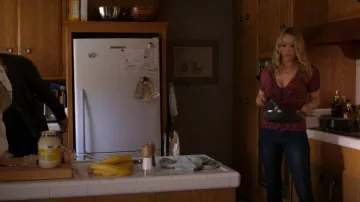 Free People Rouge Violet Floral V Neck Stretch Knit Top porté par Sandra (Andrea Anders) comme on le voit dans Bookie (S02E01)