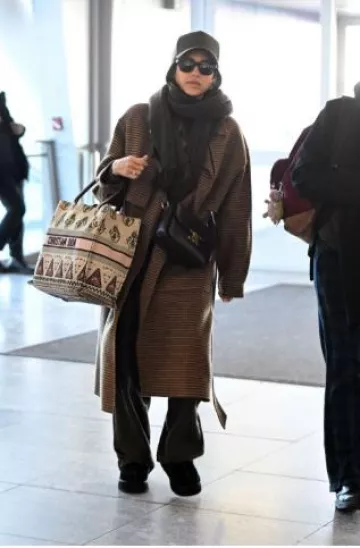 Bolso Celine Triomphe usado por Jessica Alba en el aeropuerto JFK el. 20 de enero de 2025