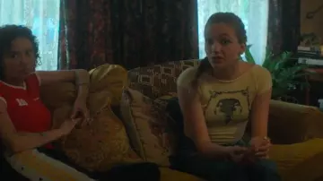 Urban Outfitters Kimichi Blue Two Faces Tile Nadia Baby Tee porté par Cece Brewer (Jayden Bartels) comme on le voit dans Chair de poule (S02E07)