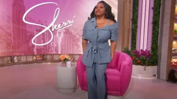 Cinq a Sept Katie Chaqueta de mezclilla con cinturón de un solo hombro usada por Sherri Shepherd vista en Sherri el 24 de enero de 2025