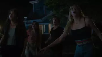 Staud Soleil Top Navy Multi porté par Cece Brewer (Jayden Bartels) comme on le voit dans Chair de poule (S02E08)