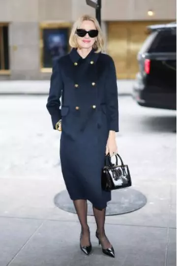 Manteau Prada en cachegora à double boutonnage porté par Naomi Watts à New York le 21 janvier 2025