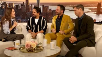 Cárdigan Ben Sherman Textured Stripe Wool Blend usado por Lin-Manuel Miranda como se vio en The Drew Barrymore Show el 24 de enero de 2025