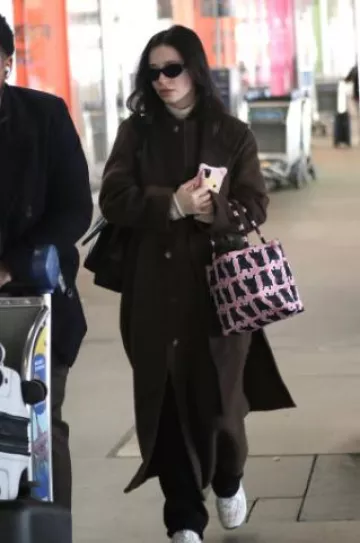 Chanel Coton Tweed Cuir de veau velours & Cuir de veau rose / écru Baskets basses portées par Mikey Madison à l’aéroport de LAX le 21 janvier 2025