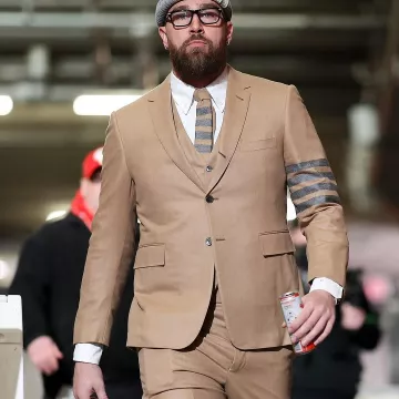 Suit of Travis Kelce on the Instagram account @nfl