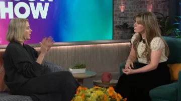 Haut à col en velours Doen Madeline porté par Kelly Clarkson tel que vu dans The Kelly Clarkson Show le 23 janvier 2025