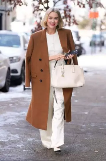 Manteau Celine Chesterfield en tissu de cachemire porté par Naomi Watts à New York le 21 janvier 2025