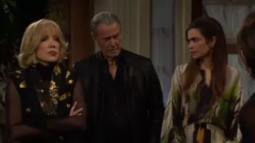 Silvia Tcherassi Robe Kalani portée par Victoria Newman (Amelia Heinle) comme on le voit dans Les Feux de l’Amour le 14 janvier 2025