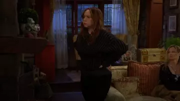 DKNY Pull rayé à manches tombantes porté par Mariah Copeland (Camryn Grimes) comme on le voit dans Les Feux de l’Amour le 17 janvier 2025