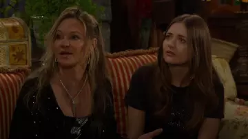 Camiseta de bebé de algodón Rhinestone Star Cluster de Golden Hour usada por Faith Newman (Reylynn Caster) como se ve en The Young and the Restless el 24 de enero de 2025